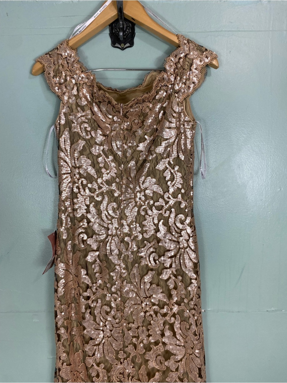 Tadashi Shoji Odette Off-Shoulder Sequin Mesh Column Gown Size 6 - Picture 6 of 7